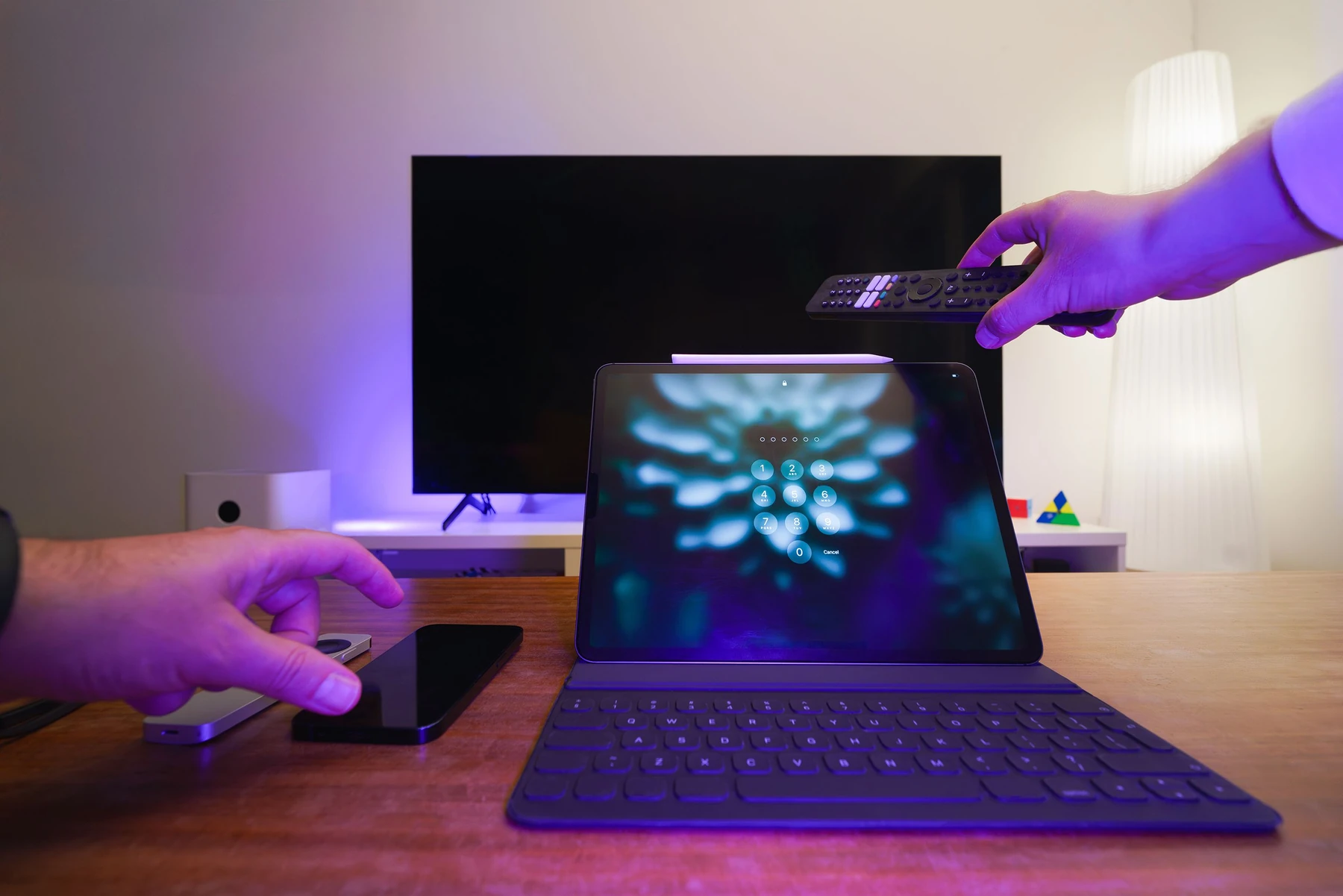 Télévision, ordinateur et tablette dans un salon moderne