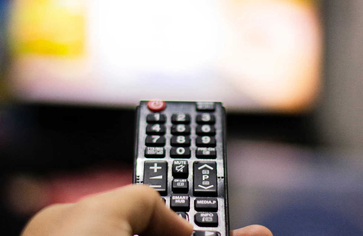 Télécommande devant une interface de télévision connectée